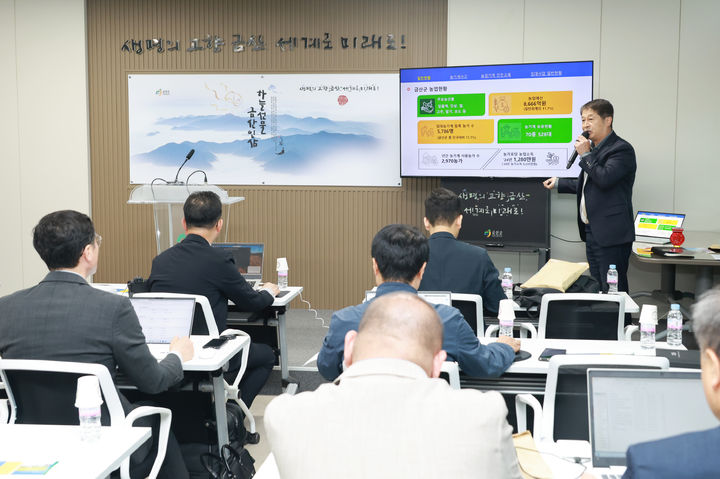 [금산=뉴시스] 조명휘 기자 = 김홍기 금산군농업기술센터 소장이 23일 농기계임대사업소 농업인 부담 절감방안에 대해 설명하고 있다. (사진= 금산군 제공) 2025.04.23. photo@newsis.com *재판매 및 DB 금지