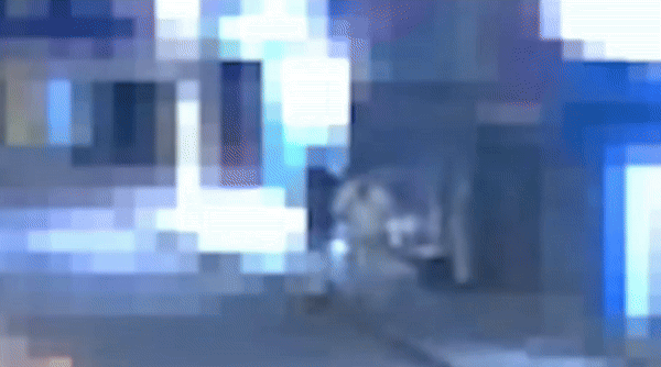 [서울=뉴시스] 일면식 없는 여성을 무차별 폭행한 10대 소년의 영상이다 (사진=SBS 뉴스 유튜브 캡쳐) 2025.04.23. photo@newsis.com *재판매 및 DB 금지