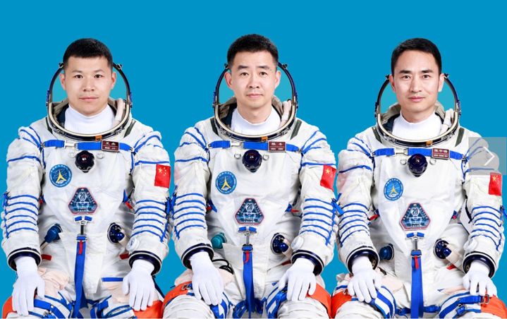 [서울=뉴시스] 중국 유인우주선 선저우 20회 승무원. 왼쪽부터 왕제, 천둥, 천중루이 대령(출처: 차이나데일리) 2025.04.23. *재판매 및 DB 금지