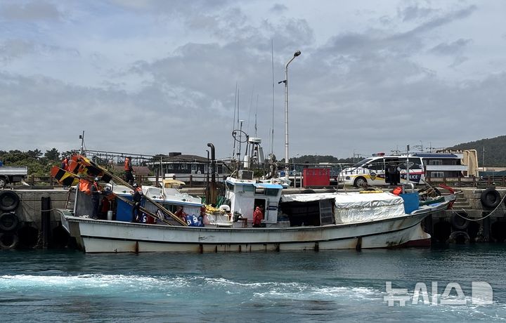 [서귀포=뉴시스] 제주 서귀포해양경찰서는 승선원 변동을 신고하지 않고 출항한 7.31t급 어선 A호를 어선안전조업법 위반 혐의로 했다. A호가 민간구조선에 의해 서귀포 신양항으로 예인 조치된 모습. (사진=서귀포해양경찰서 제공) 2025.04.23. photo@newsis.com *재판매 및 DB 금지