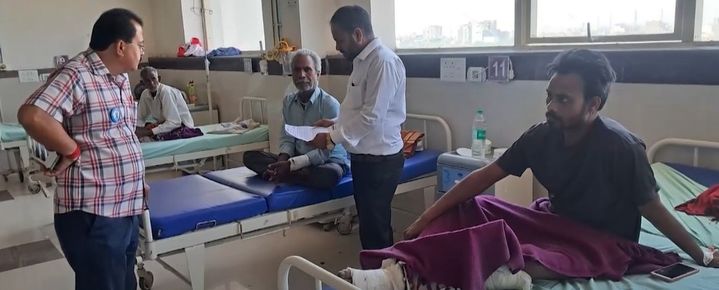 [서울=뉴시스] 코타시의 병원 환자실 침대에 앉아있는 아들(오른쪽)과 아버지(사진=TV9 Bharatvarsh 유튜브 채널) 2025.04.22. *재판매 및 DB 금지