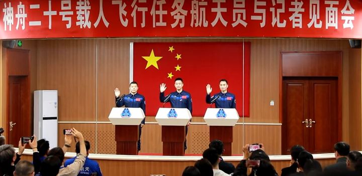 [서울=뉴시스] 중국 유인우주선 선저우 20호 승무원 3명이 23일 간쑤성 주취안 위성발사센터에서 기자회견을 갖고 있다.(출처: CCTV 화면 캡처). 2025.04.23. *재판매 및 DB 금지