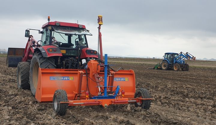 [영암=뉴시스]㈜지금강이엔지의 '마른논 써레질 이앙 재배기술' 연시회. (사진=㈜지금강이엔지 제공) 2025.04.23. photo@newsis.com *재판매 및 DB 금지