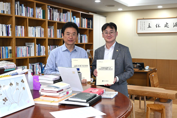 [안동=뉴시스] 이관후 국회입법조사처 처장(오른쪽)과 이철우 경북지사가 22일 이 지사 집무실에서 산불 피해지원 특별법에 대한 의견을 나누고 기념사진을 찍고 있다. (사진=경북도 제공) 2025.04.22. photo@newsis.com *재판매 및 DB 금지