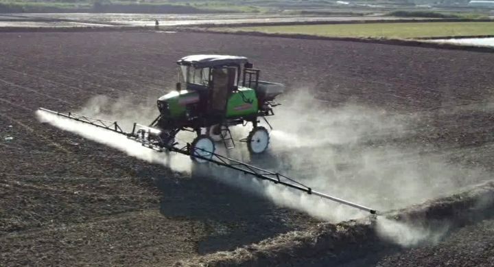 [영암=뉴시스]㈜지금강이엔지의 '마른논 써레질 이앙 재배기술' 연시회. (사진=㈜지금강이엔지 제공) 2025.04.23. photo@newsis.com *재판매 및 DB 금지