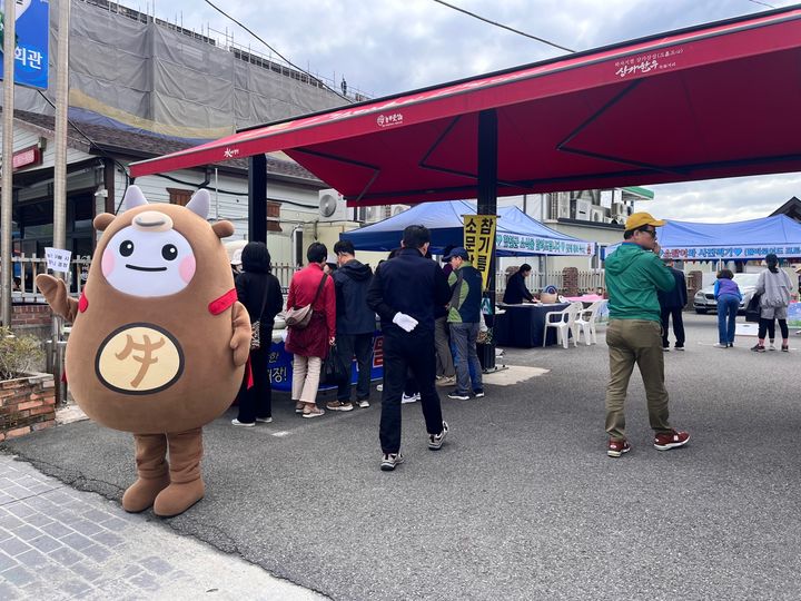 [합천=뉴시스] 합천군 철쭉보고‘삼가 주말장터’어때요-24년 삼가주말장 현장 (사진=합천군 제공) 2025. 04. 23. photo@newsis.com *재판매 및 DB 금지