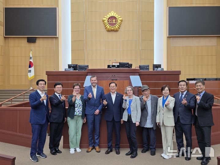 [전주=뉴시스] 독일 복지기관 디아코니아(Diakonie) 바덴 지부의 관계자들이 전북특별자치도의회 초청으로 전북을 찾아 도의회와 지속 가능한 복지 협력 등을 논의하고 기념촬영을 하고 있다.&nbsp; *재판매 및 DB 금지