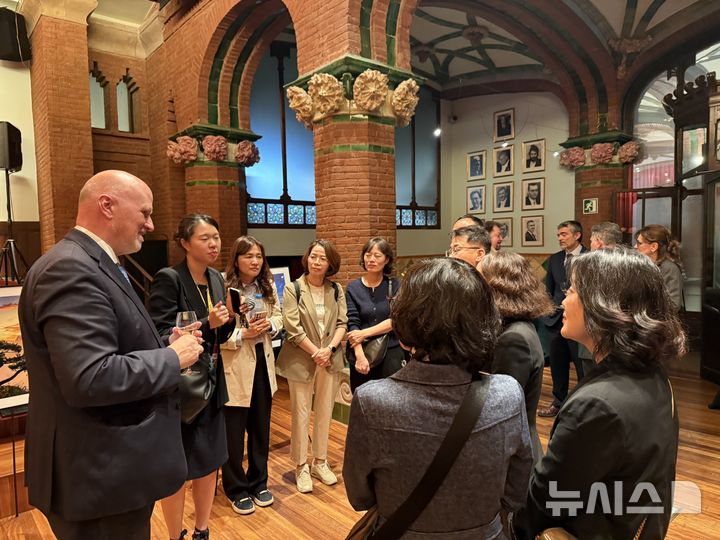 [전주=뉴시스] 전북특별자치도가 한-스페인 수교 75주년을 맞아 바르셀로나에서 개최되는 한국문화주간에 전북 관광 홍보와 관광 100선 기념품 전시회를 개최했다. (사진= 전북자치도의회 제공) *재판매 및 DB 금지