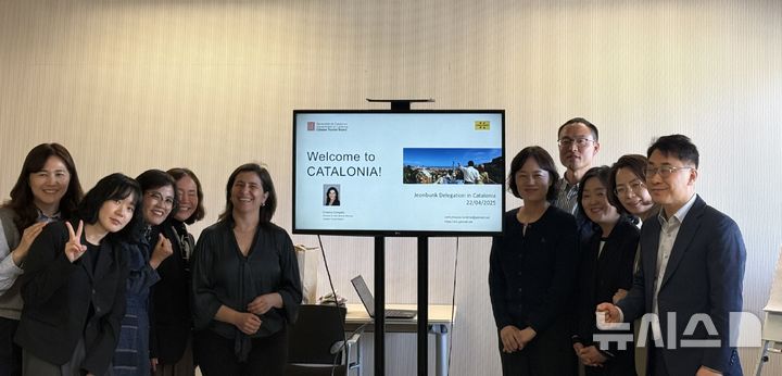 [전주=뉴시스] 전북특별자치도가 한-스페인 수교 75주년을 맞아 바르셀로나에서 개최되는 한국문화주간에 전북 관광 홍보와 관광 100선 기념품 전시회를 개최했다. (사진= 전북자치도의회 제공) *재판매 및 DB 금지