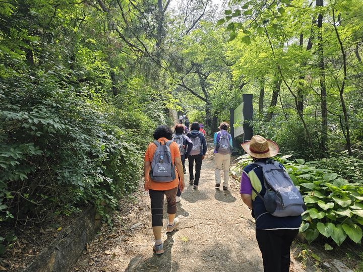 [서울=뉴시스] 봉화산 동행길, 누적 이용객 300만 명 돌파. 2025.04.23. (사진=중랑구 제공) *재판매 및 DB 금지
