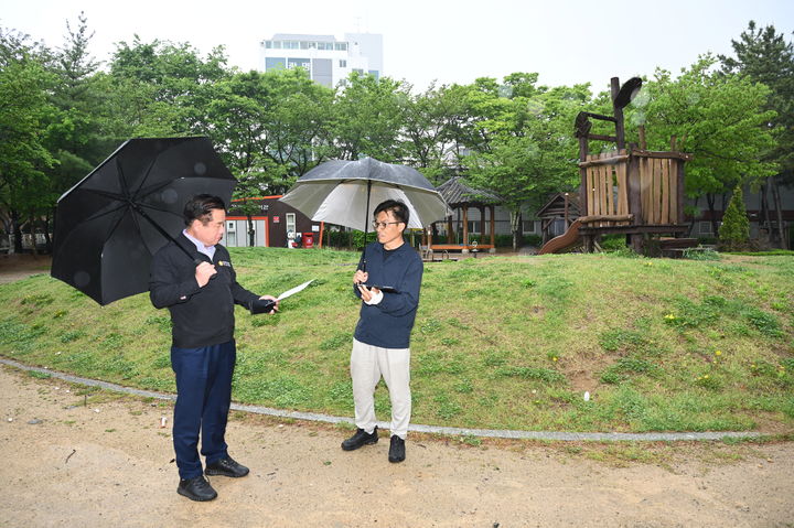 [울산=뉴시스] 구미현 기자 = 울산 중구의회 김도운 의원은 최근 중구 서동 황방공원 생태놀이터를 찾아 노후시설의 개선방안 마련을 주문했다고 23일 밝혔다. (사진=울산 중구의회 제공) 2025.04.23. photo@newsis.com *재판매 및 DB 금지
