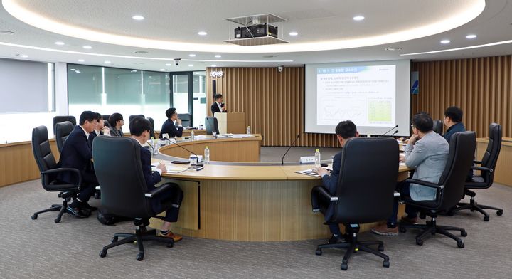 [인천=뉴시스] 23일 인천 연수구 인천항만공사(IPA) 사옥에서 김상기 운영부문 부사장과 인천항 카페리 선사 관계자들이 간담회를 진행하고 있다. (사진=IPA 제공) 2025.04.23. photo@newsis.com *재판매 및 DB 금지