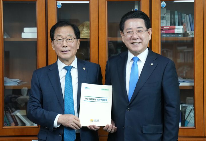 [무안=뉴시스]윤후덕(왼쪽) 더불어민주당 의원 만난 김영록 전남도지사. (사진=전남도 제공) 2025.04.23. photo@newsis.com *재판매 및 DB 금지