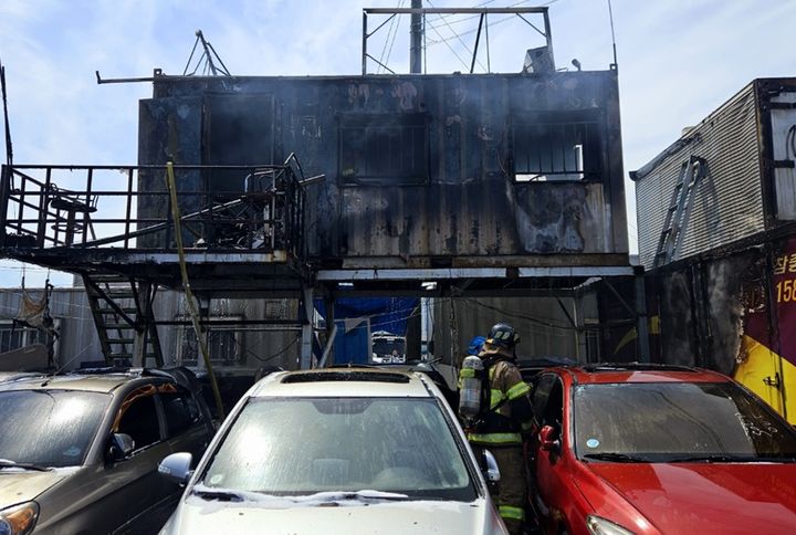 [인천=뉴시스] 23일 오후 인천 연수구 중고차 수출단지에서 화재가 발생해 소방대원들이 진화 작업을 벌이고 있다. (사진=인천소방본부 제공) 2025.04.23. photo@newsis.com *재판매 및 DB 금지