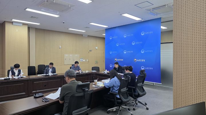 [세종=뉴시스] 농촌진흥청은 23일 전북 전주시 본청에서 '여름철 기상 위험 예측 협의회'를 열고, 여름철 기상재해로 인한 농작물 및 농업시설물 피해를 최소화하기 위한 대응 방안을 논의했다고 밝혔다. (사진=농진청 제공) 2025.04.23. photo@newsis.com *재판매 및 DB 금지