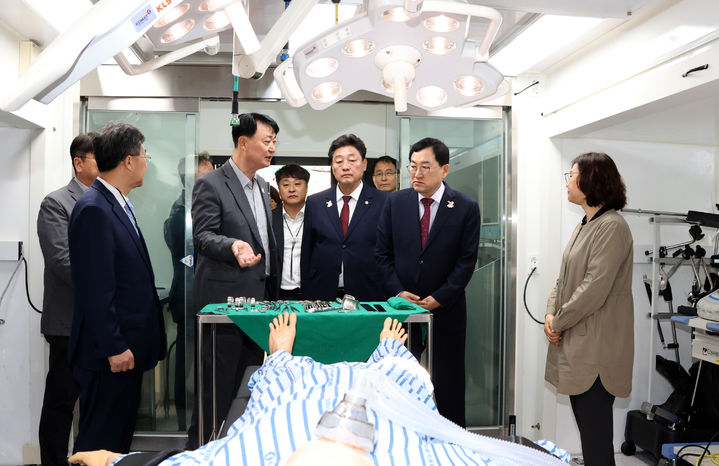 [안동=뉴시스] 경북도와 경주시, 보건복지부, 국립중앙의료원 등 관계자들이 23일 황성공원에서 진행되고 있는 '2025년 아시아태평양경제협력체(APEC) 정상회의 대비 이동형 병원 설치·운영 훈련' 현장을 점검하고 직원들을 격려하고 있다. (사진=경북도 제공) 2025.04.23. photo@newsis.com *재판매 및 DB 금지