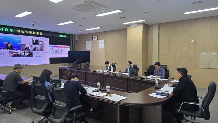 [세종=뉴시스] 농촌진흥청은 23일 전북 전주시 본청에서 '여름철 기상 위험 예측 협의회'를 열고, 여름철 기상재해로 인한 농작물 및 농업시설물 피해를 최소화하기 위한 대응 방안을 논의했다고 밝혔다. (사진=농진청 제공) 2025.04.23. photo@newsis.com *재판매 및 DB 금지