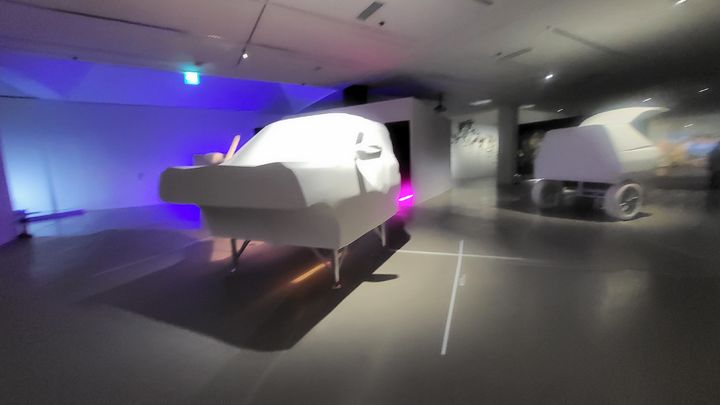 2025젊은모색 강나영 작품.〈E14〉, 2025, 목재, 스티로폼, 금속 파이프, 스프레이, 단채널 영상, 컬러, 2채널 사운드, 310×680×688cm *재판매 및 DB 금지