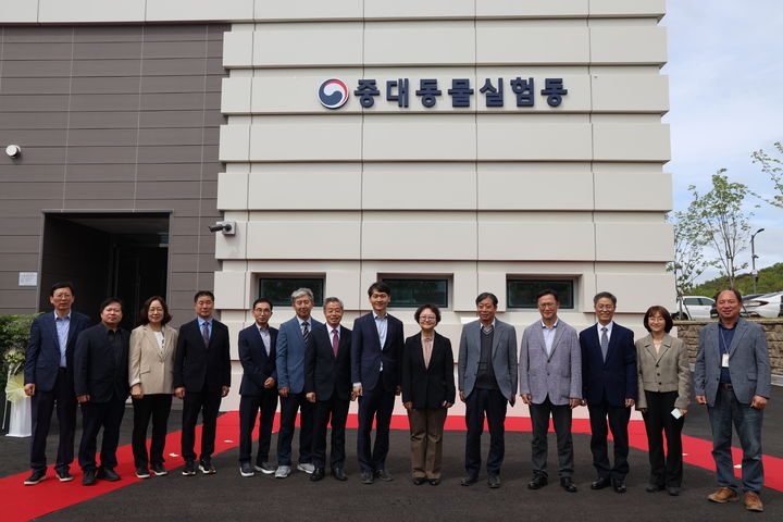 [세종=뉴시스] 농림축산검역본부는 23일 경북 김천에 위치한 본부에서 소·돼지 등 중대동물 질병 대응 기술 개발을 위한 중대동물실험동 개소식을 개최했다고 밝혔다. (사진=검역본부 제공) 2025.04.23. photo@newsis.com *재판매 및 DB 금지