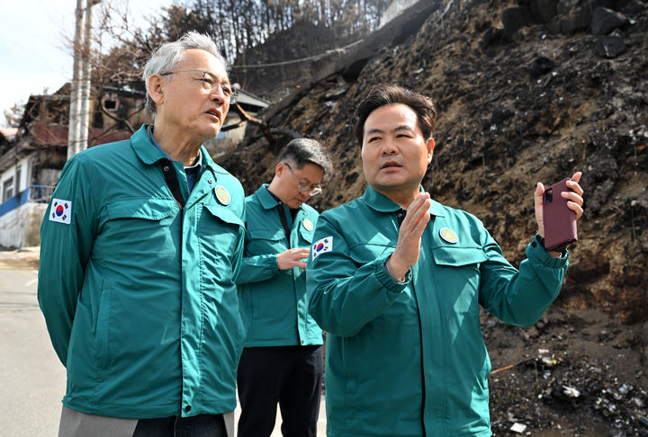 [안동=뉴시스] 김학홍 경북도 행정부지사(오른쪽)가 23일 영덕 해파랑길을 찾은 유인촌 문화체육관광부 장관에게 산불 피해 현황을 설명하고 있다. (사진=경북도 제공) 2025.04.23. photo@newsis.com *재판매 및 DB 금지
