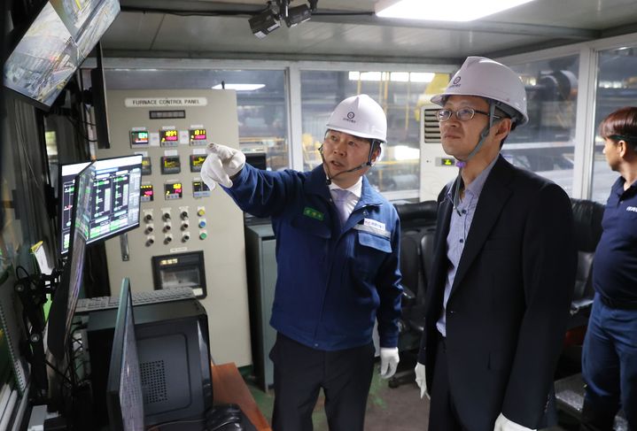 [포항=뉴시스] 23일 백승보 조달청 차장(오른쪽)이 포항에 위치한 철근 생산업체인 화진철강을 찾아 철근 생산과정을 모니터로 확인하고 있다.(사진=조달청 제공) *재판매 및 DB 금지