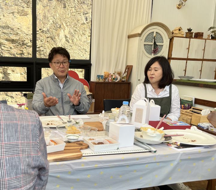 [진안=뉴시스] 김명수(왼쪽) 농촌진흥청 국립원예특작과학원장이 전북 진안군의 '자연맘 치유농장'을 찾아 농장 대표와 간담회를 가지고 있다. (사진=농촌진흥청 제공) 2025.04.23. photo@newsis.com *재판매 및 DB 금지
