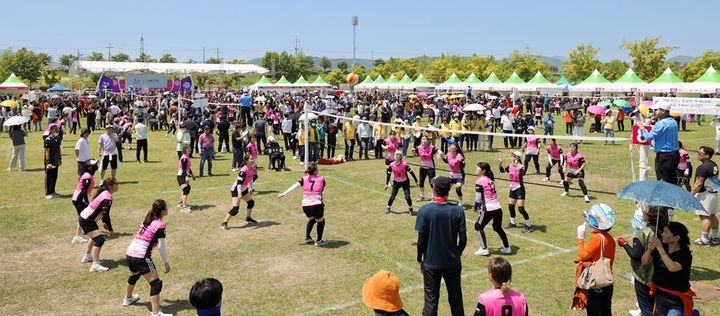 [구미=뉴시스] 주부배구대회. (사진=LG경북협의회 제공) 2025.04.23 photo@newsis.com *재판매 및 DB 금지
