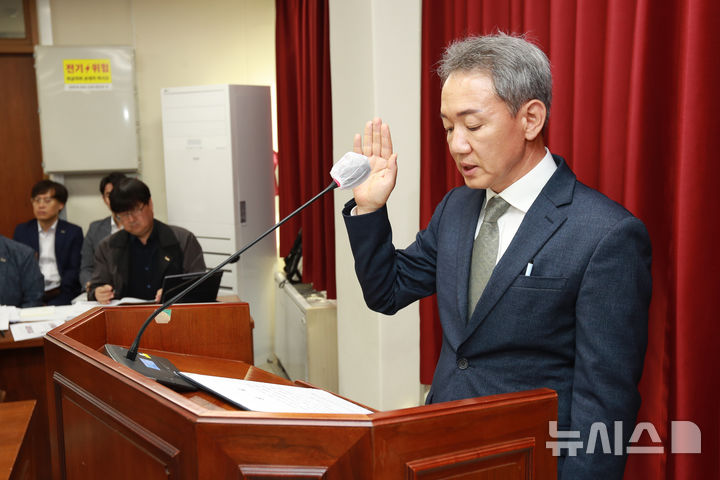 [청주=뉴시스] 신규식 충북 테크노파크 원장 후보자가 23일 충북도의회에서 열린 인사청문특위원회에 앞서 선서를 하고 있다.(사진=충북도의회 제공) 2025.04.23. photo@newsis.com *재판매 및 DB 금지