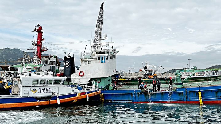 [통영=뉴시스] 신정철 기자= 23일 오전 9시 4분께 통영시 항남동 화물선 부두에 정박중이던 190t급 어획물운반선 A호(승선원 없음)가 침수됐다. 통영해경은 이 사고로 A호 우현 화물창 내부에서 침수가 발생했지만 배수펌프 3대를 동원해 신속하게 배수작업을 진행했다.사진은 어획물운반선 A호 모습.(사진=통영해경 제공).2025.04.23. photo@newsis.com *재판매 및 DB 금지