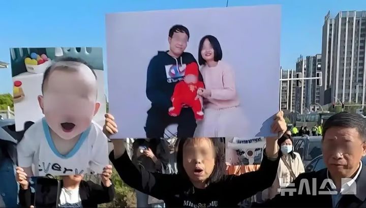 [서울=뉴시스]중국에서 여자친구와 다툰 후 난폭운전을 하던 남성이 일가족 3명을 숨지게 하는 사고를 일으키고 사고 현장에서 웃으며 농담까지 해 논란이 일고 있다. 이에 유족은 재판에서 가해자에게 사형 선고를 요구했다. (사진=SCMP/바이두) 