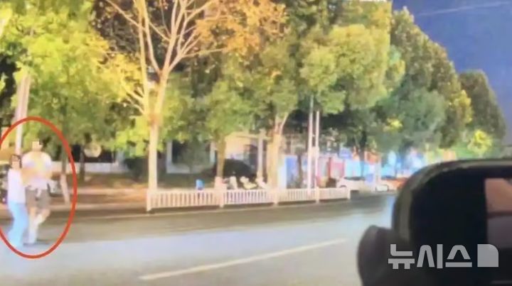 [서울=뉴시스]중국에서 여자친구와 다툰 후 난폭운전을 하던 남성이 일가족 3명을 숨지게 하는 사고를 일으키고 사고 현장에서 웃으며 농담까지 해 논란이 일고 있다. 이에 유족은 재판에서 가해자에게 사형 선고를 요구했다. (사진=SCMP/바이두)