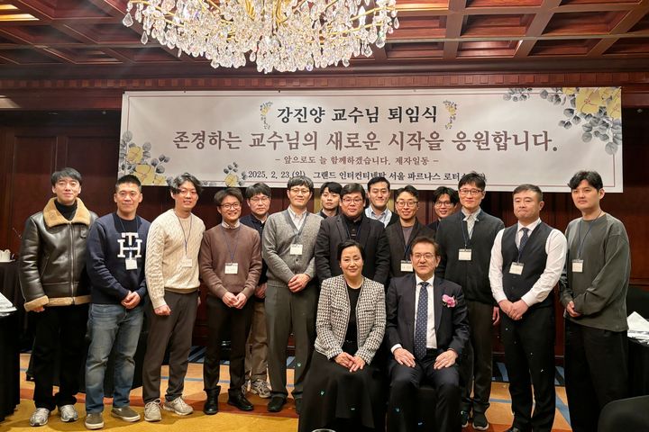 지난 23일 서울 삼성동 그랜드인터컨티넨탈서울파르나스호텔에서 열린 강진양 교수의 퇴임식에서 강 교수(앞줄 오른쪽)와 제자들이 기념사진을 찍고 있다. (사진=삼육대 제공) *재판매 및 DB 금지