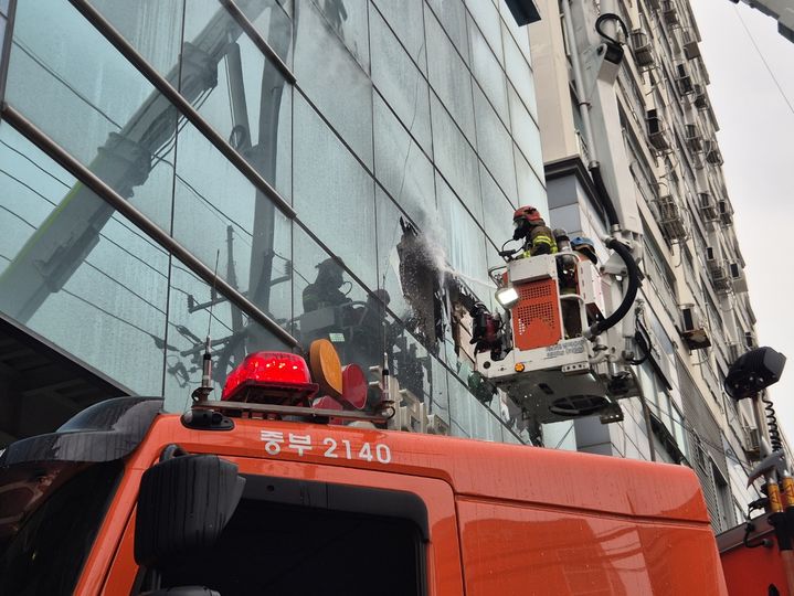 [대구=뉴시스] 23일 오후 2시58분께 남구 대명동의 한 3층짜리 건물 2층 종이류 보관 창고에 불이 났다는 신고가 접수됐다. (사진=대구소방안전본부 제공) 2025.04.23. photo@newsis.com *재판매 및 DB 금지