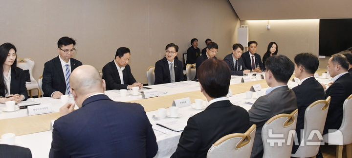 [세종=뉴시스] 김범석 기획재정부 1차관은 23일 서울 종로구 정부서울청사에서 '원스톱 관세대응 지원본부' 1차 회의를 열고 수출기업 지원을 위한 운영 방안과 향후 협업 방향을 논의했다. (사진=기재부 제공) 2025.04.23. photo@newsis.com