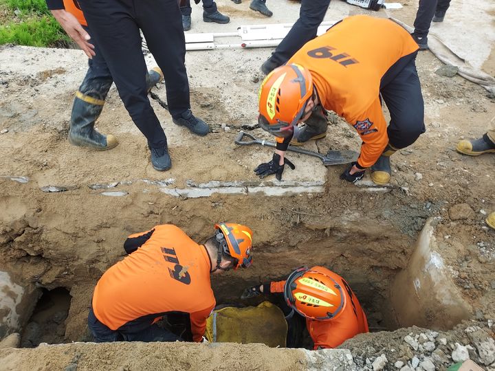 [고창=뉴시스] 23일 전북 고창군 고수면에서 상하수도 관로 정비를 위해 땅을 파던 근로자가 흙더미에 매몰돼 소방대원들이 구조 작업을 진행하고 있다. (사진=전북도소방본부 제공) 2025.04.23. photo@newsis.com *재판매 및 DB 금지