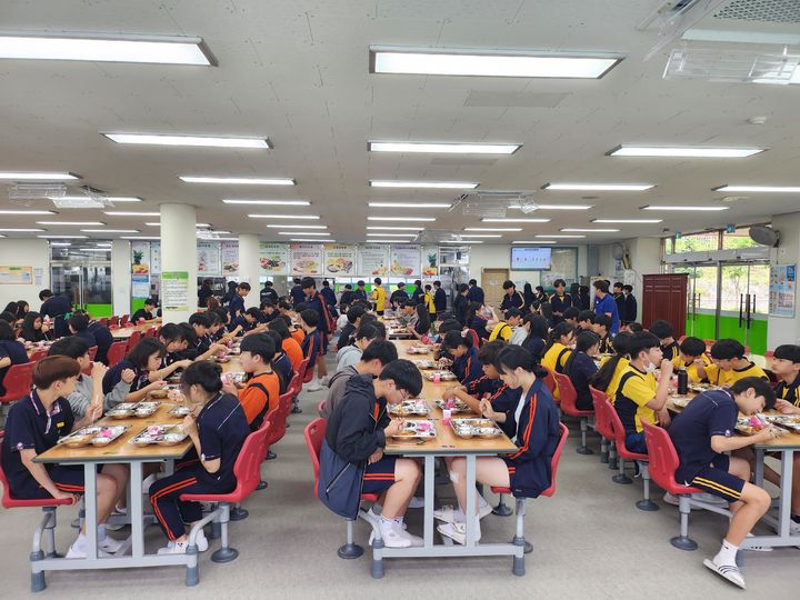[세종=뉴시스] 농림축산식품부와 한국농수산식품유통공사(aT)는 전국 43개 초·중·고등학교에서 공공 급식을 통해 국산 밀 소비 촉진 캠페인인 '국산 밀 데이' 사업을 본격 추진한다고 23일 밝혔다. (사진=aT 제공) 2025.04.23. photo@newsis.com *재판매 및 DB 금지
