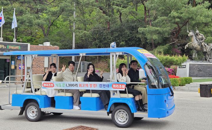[상주=뉴시스] 경천대 순환 버스. (사진=상주시 제공) 2025.04.23 photo@newsis.com *재판매 및 DB 금지