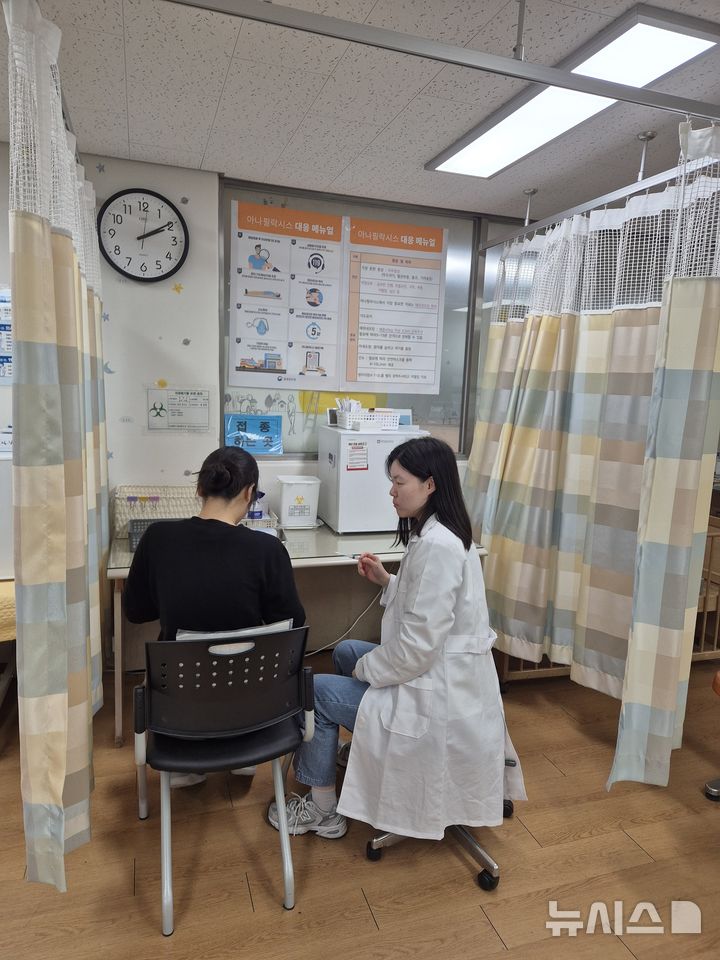 [안양=뉴시스] 만안구보건소에서 한 시민이 예방접종을 하고 있다. (사진=안양시 제공). 2025.04.23.photo@newsis.com