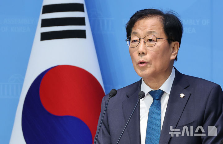 [서울=뉴시스] 조성봉 기자 = 이재명캠프 정책본부장인 윤후덕 더불어민주당 의원이 23일 오전 서울 여의도 국회 소통관에서 열린 이재명 대선 경선 후보 강원·제주 지역공약 발표 기자회견에서 발언을 하고 있다. 2025.04.23. suncho21@newsis.com