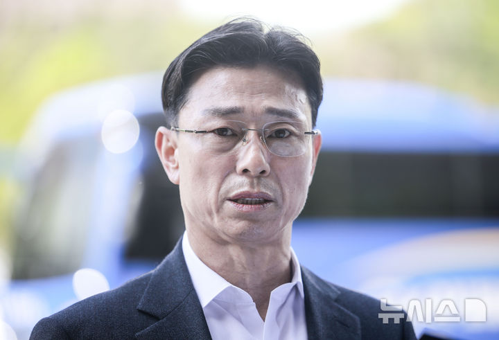[과천=뉴시스] 정병혁 기자 = 임성근 전 해병대 1사단장이 해병대 채 상병 순직 사건에 대한 외압 의혹 수사관련 포렌식 참관을 위해 23일 경기 과천시 고위공직자범죄수사처(공수처)로 출석하기에 앞서 취재진 앞에서 입장을 밝히고 있다. 2025.04.23. jhope@newsis.com