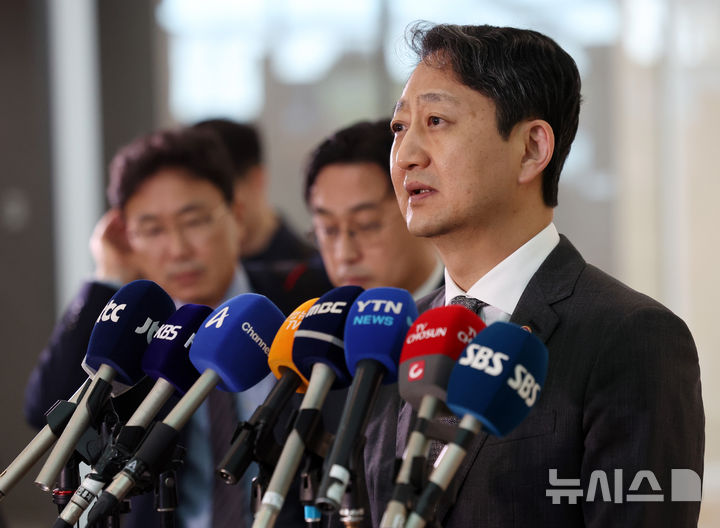 [인천공항=뉴시스] 이영환 기자 = 안덕근 산업통상자원부 장관이 23일 오전 인천국제공항 제2여객터미널에서 미국 워싱턴 D.C. 출국을 앞두고 취재진의 질문에 답하고 있다. 안덕근 장관은 미국 방문 기간 최상목 경제부총리 겸 기획재정부 장관과 함께 스콧 베선트 미 재무부 장관, 제이미슨 그리어 무역대표부(USTR) 대표와 면담을 진행할 예정이다. 2025.04.23. 20hwan@newsis.com