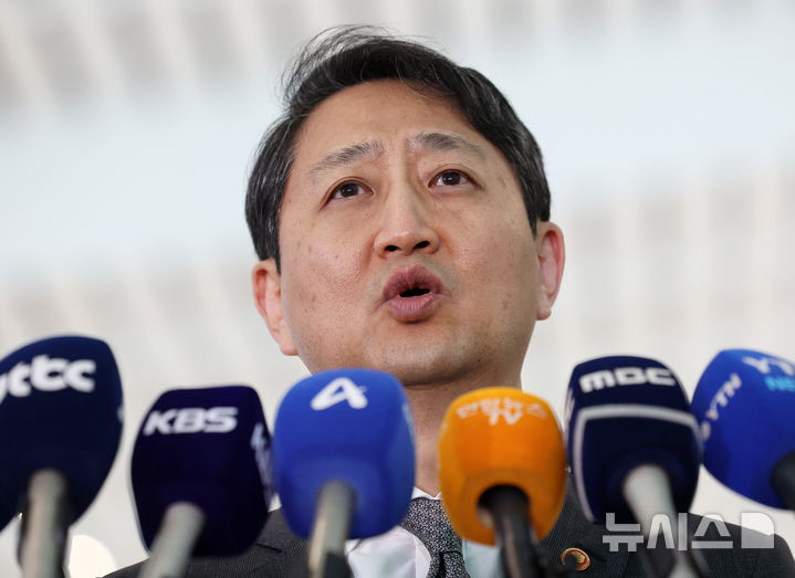 [인천공항=뉴시스] 이영환 기자 = 안덕근 산업통상자원부 장관이 23일 오전 인천국제공항 제2여객터미널에서 미국 워싱턴 D.C. 출국을 앞두고 취재진의 질문에 답하고 있다. 안덕근 장관은 미국 방문 기간 최상목 경제부총리 겸 기획재정부 장관과 함께 스콧 베선트 미 재무부 장관, 제이미슨 그리어 무역대표부(USTR) 대표와 면담을 진행할 예정이다. 2025.04.23. 20hwan@newsis.com