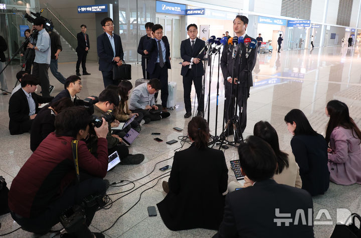 [인천공항=뉴시스] 이영환 기자 = 안덕근 산업통상자원부 장관이 23일 오전 인천국제공항 제2여객터미널에서 미국 워싱턴 D.C. 출국을 앞두고 취재진의 질문에 답하고 있다. 안덕근 장관은 미국 방문 기간 최상목 경제부총리 겸 기획재정부 장관과 함께 스콧 베선트 미 재무부 장관, 제이미슨 그리어 무역대표부(USTR) 대표와 면담을 진행할 예정이다. 2025.04.23. 20hwan@newsis.com