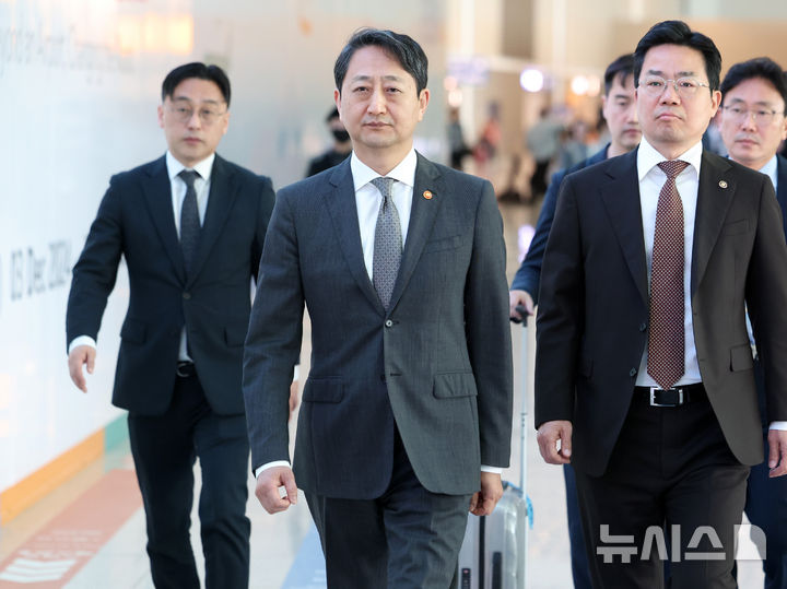 [인천공항=뉴시스] 이영환 기자 = 안덕근 산업통상자원부 장관이 23일 오전 인천국제공항 제2여객터미널을 통해 미국 워싱턴D.C.로 출국하고 있다.  안덕근 장관은 미국 방문 기간 최상목 경제부총리 겸 기획재정부 장관과 함께 스콧 베선트 미 재무부 장관, 제이미슨 그리어 무역대표부(USTR) 대표와 면담을 진행할 예정이다. 2025.04.23. 20hwan@newsis.com
