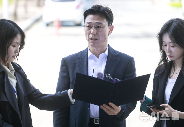 [과천=뉴시스] 정병혁 기자 = 임성근 전 해병대 1사단장이 해병대 채 상병 순직 사건에 대한 외압 의혹 수사관련 포렌식 참관을 위해 23일 경기 과천시 고위공직자범죄수사처(공수처)로 출석하기에 앞서 취재진 앞에서 입장을 밝히고 있다. 2025.04.23. jhope@newsis.com