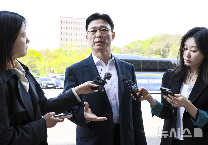 [과천=뉴시스] 정병혁 기자 = 임성근 전 해병대 1사단장이&nbsp; 해병대 채 상병 순직 사건에 대한 외압 의혹 수사관련 포렌식 참관을 위해 23일 경기 과천시 고위공직자범죄수사처(공수처)로 출석하기에 앞서 취재진 앞에서 입장을 밝히고 있다. 2025.04.23. jhope@newsis.com