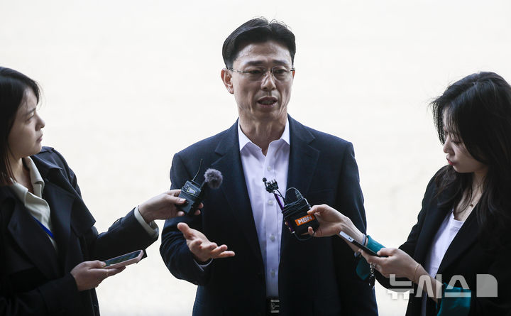 [과천=뉴시스] 정병혁 기자 = 임성근 전 해병대 1사단장이 해병대 채 상병 순직 사건에 대한 외압 의혹 수사관련 포렌식 참관을 위해 23일 경기 과천시 고위공직자범죄수사처(공수처)로 출석하기에 앞서 취재진 앞에서 입장을 밝히고 있다. 2025.04.23. jhope@newsis.com