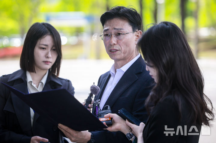 [과천=뉴시스] 정병혁 기자 = 임성근 전 해병대 1사단장이 해병대 채 상병 순직 사건에 대한 외압 의혹 수사관련 포렌식 참관을 위해 23일 경기 과천시 고위공직자범죄수사처(공수처)로 출석하기에 앞서 취재진 앞에서 입장을 밝히고 있다. 2025.04.23. jhope@newsis.com