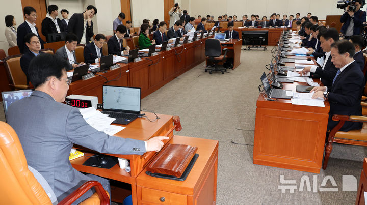 [서울=뉴시스] 조성우 기자 = 23일 오전 서울 여의도 국회에서 열린 기획재정위원회 전체회의에서 송언석 위원장이 안건을 상정하며 의사봉을 두드리고 있다. 2025.04.23. xconfind@newsis.com