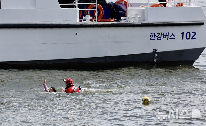[서울=뉴시스] 김명년 기자 = 23일 오전 서울 영등포구 마포대교 인근에서 열린 한강버스 수난사고 대비 민관합동 현장 대응훈련에서 소방 구조대가 승객을 구조하고 있다. 2025.04.23. kmn@newsis.com